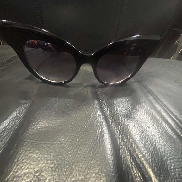 Chic Black Cat-Eye Sunglasses main image 4